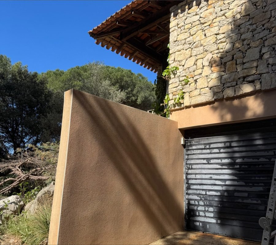 Muret et façade nettoyés après passage haute pression