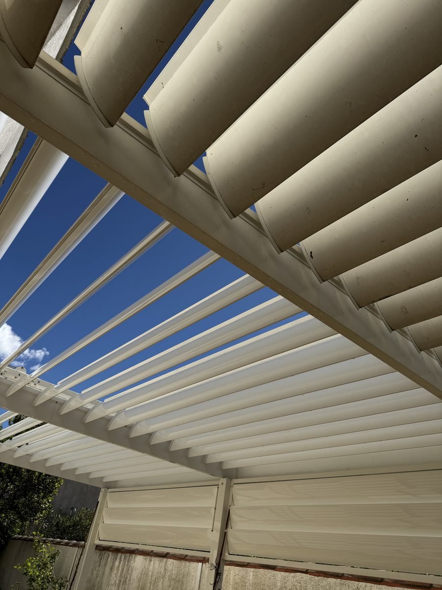 Lames de pergola nettoyées après intervention
