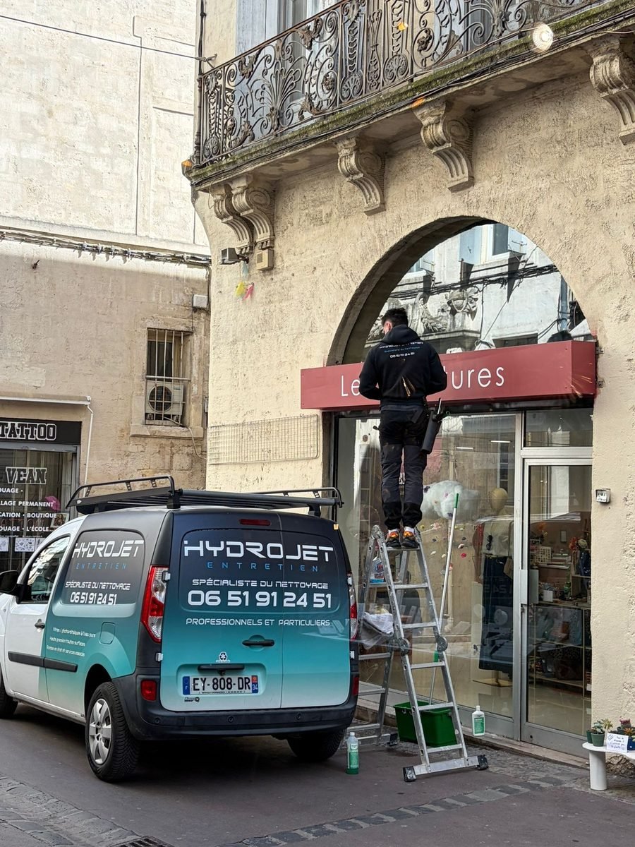 Nettoyage de vitrine en centre-ville de Montpellier avec véhicule Hydrojet Entretien